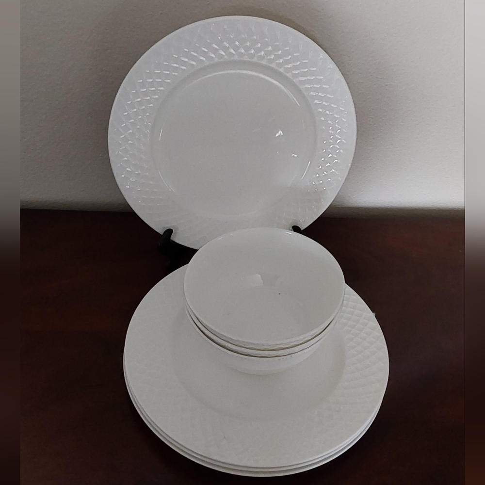 Mikasa ‎ Trellis White Textured Ceramic Dinnerware Set - Picture 3 of 3